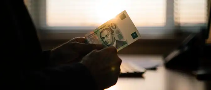 Порядок начисления выплат сотрудникам в День народного единства разъяснил эксперт МГЮА